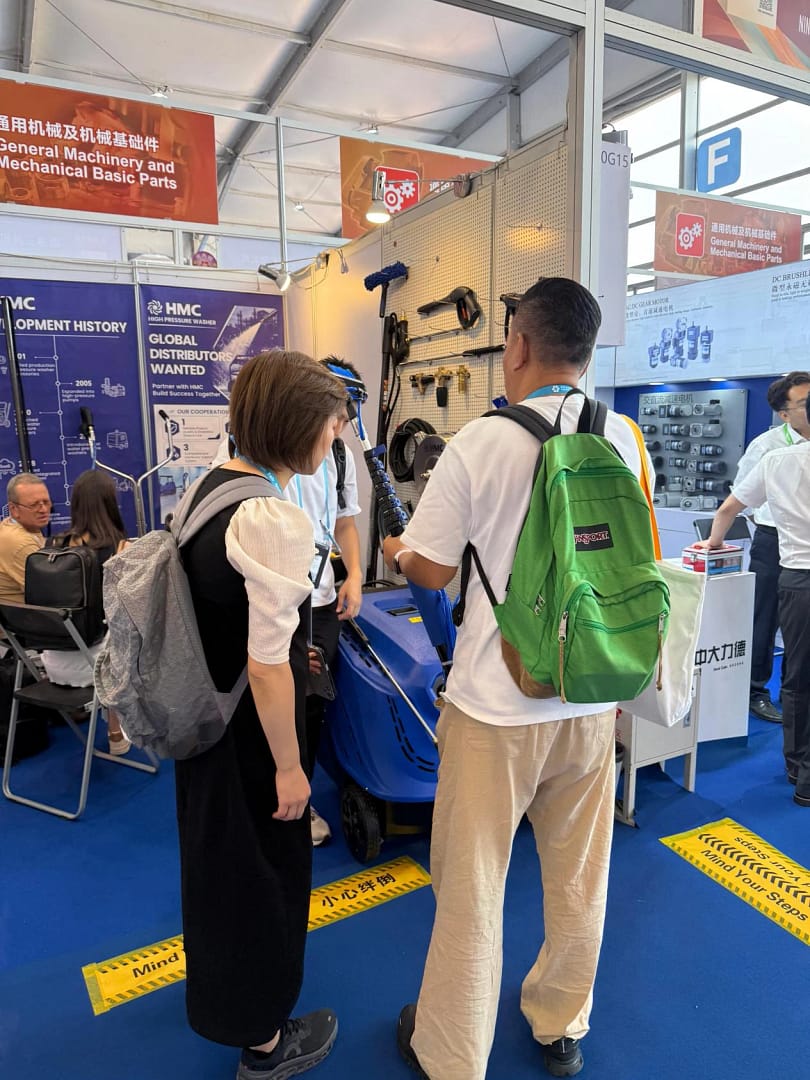 Meeting visitors and exchanging ideas at the HMC booth.